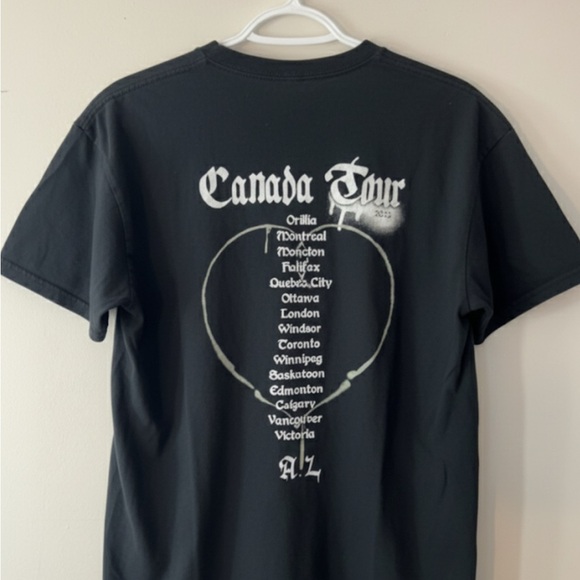 Avril Lavigne “Love Sux” Black Graphic Tee - Picture 2 of 3